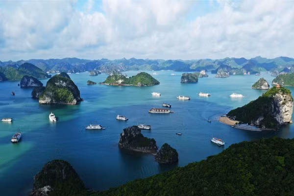 下龙湾因其突出的价值，三次被联合国教科文组织列为世界自然遗产。