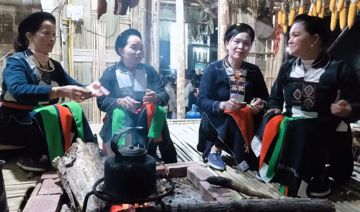 妇女们在传统高脚屋进行颂姑歌唱交流。