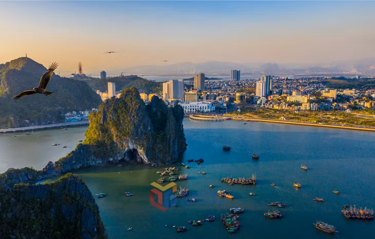 从海上看，下龙市更加丰富多彩。