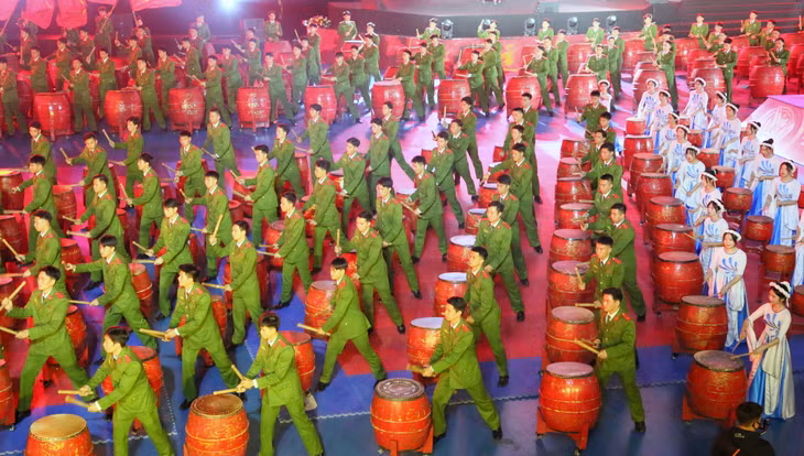 越南公安部人民警察学院近千名学员表演，为跆拳道比赛开幕式营造了豪迈、引人入胜的氛围。