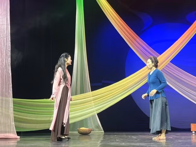 改良剧《望夫石》中，演员们全身心投入到表演中 Trong vở kịch cải lương “Hòn Vọng phu”, các diễn viên đã cống hiến hết mình cho diễn xuất