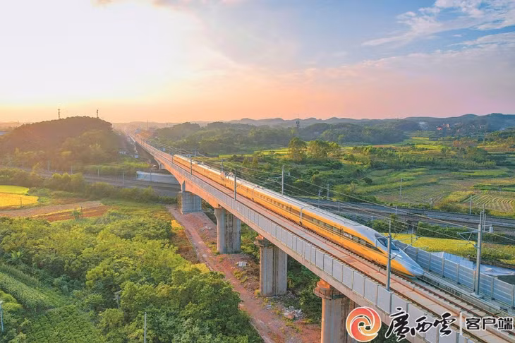 图为检测列车行驶在南宁东至横州站区间。韦刚 摄 Hình ảnh đoàn tàu kiểm tra đang di chuyển giữa ga Đông Nam Ninh - ga Hoành Châu. Ảnh của phóng viên Vi Cương