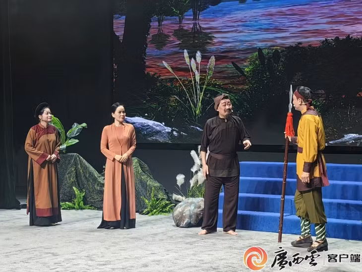 话剧《最后一次说谎》中的精彩表演 Màn biểu diễn tuyệt vời trong vở kịch nói “Lần nói dối cuối cùng”