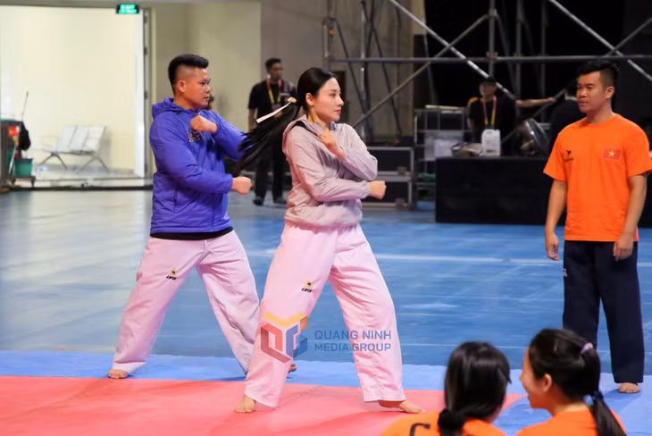 越南运动员在男女拳击练习中纠正动作。