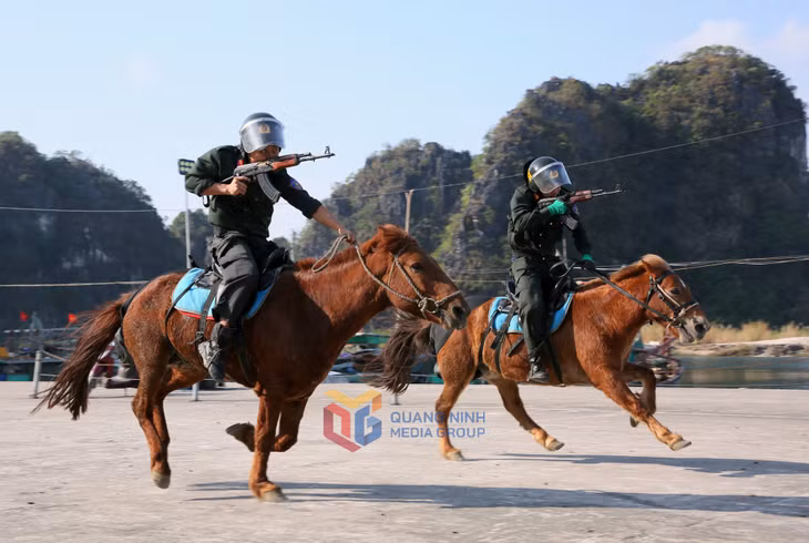 骑兵机动警察大队士兵控制马匹全速奔跑的技术，单手使用AK47冲锋枪攻击并摧毁目标。
