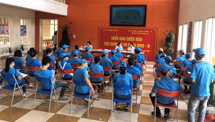 芒街市海安工业园区4000多名员工获得Sinopharm疫苗接种。