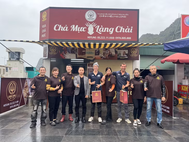 两位队长带着下龙湾特有的礼物，与热情指导的墨鱼丸师傅合影留念。