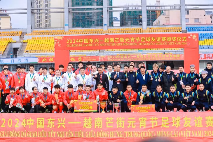 越南芒街与中国东兴的领导与两支球队合影。