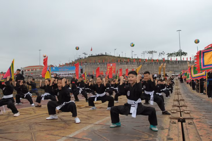 两国儿童表演武术 Màn đồng diễn võ thuật của thiếu nhi hai nước