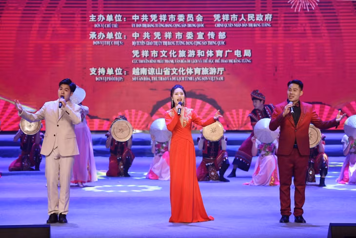 2024中越（凭祥）边民迎新春系列文体活动在广西凭祥举行 ảnh 6