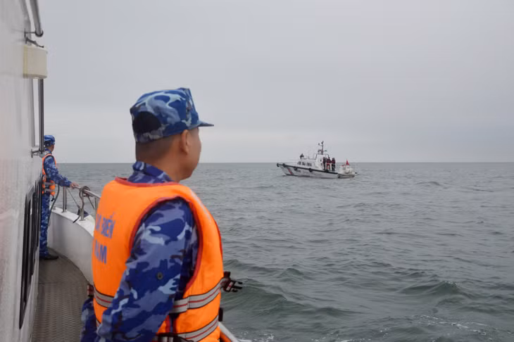 越中两国海警在毗连区海域开展联合巡逻。
