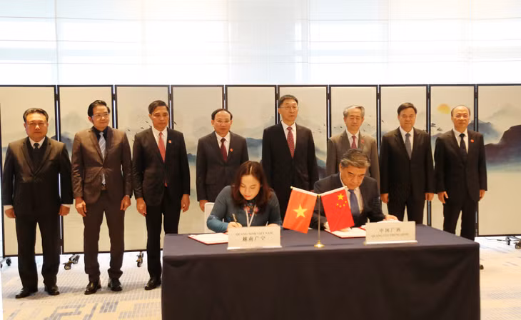 越南广宁省工贸厅与广西壮族自治区商务厅领导签署贸易发展合作协议。