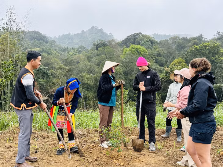 两位副船长跟当地人参加植树节的活动。