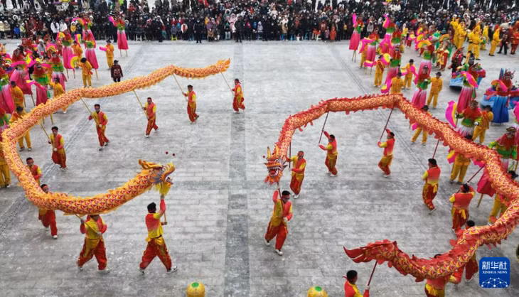 民间艺人在甘肃省和政县聚兴广场表演（无人机照片）。史有东 摄 Nghệ nhân dân gian biểu diễn tại Quảng trường Tụ Hưng, huyện Hòa Chính, tỉnh Cam Túc. Sử Hữu Đông chụp