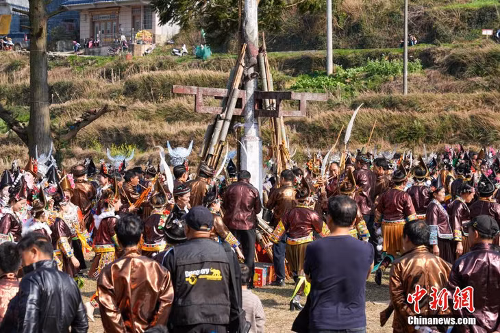 各族民众吹奏芦笙。 Người dân các dân tộc thổi khèn tại lễ hội.