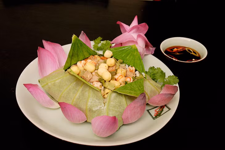 荷叶蒸饭（荷叶包饭） Cơm hấp lá sen (cơm gói lá sen)