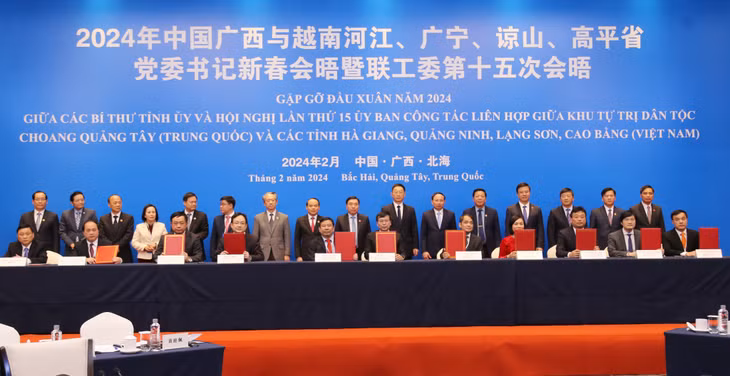 会晤中，各方共同签署有关合作文件，包括广宁芒街市委与广西东兴市委签署关于全面合作机制的备忘录；广宁省传媒中心与广西广播电视台签署的备忘录；越南河江、广宁、谅山、高平与广西壮族自治区卫生健康委员会之间卫生厅的2024-2026年阶段卫生合作备忘录。