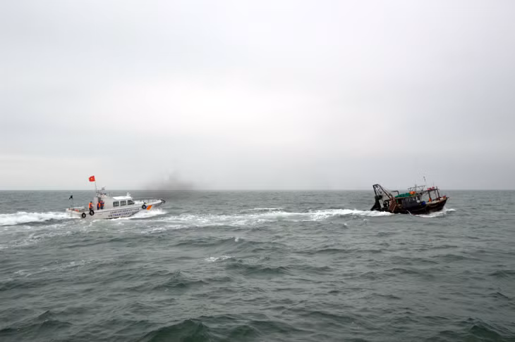 越中两国海警在毗连区海域开展联合巡逻 ảnh 1