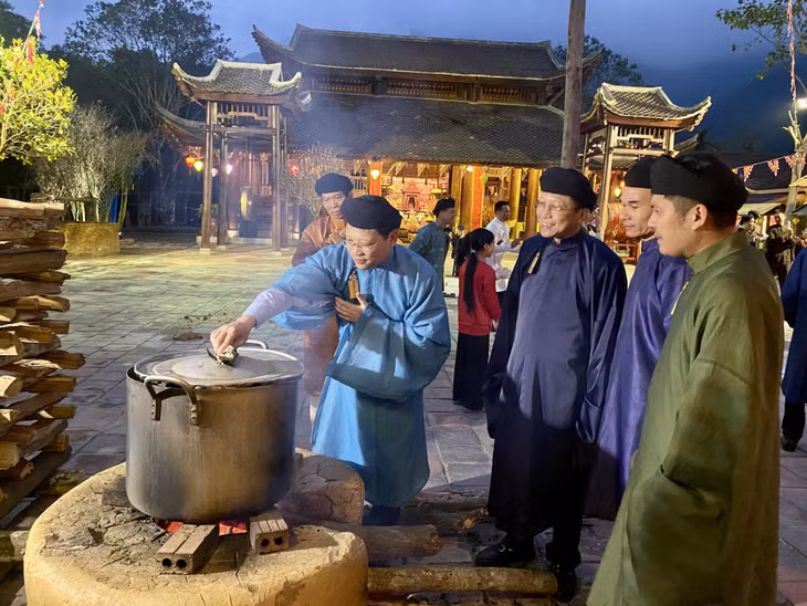 代表们参加包粽子和煮粽子活动。