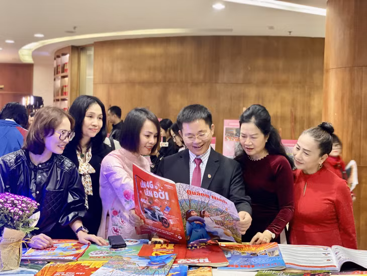 代表们阅读广宁省传媒中心的春节特刊。