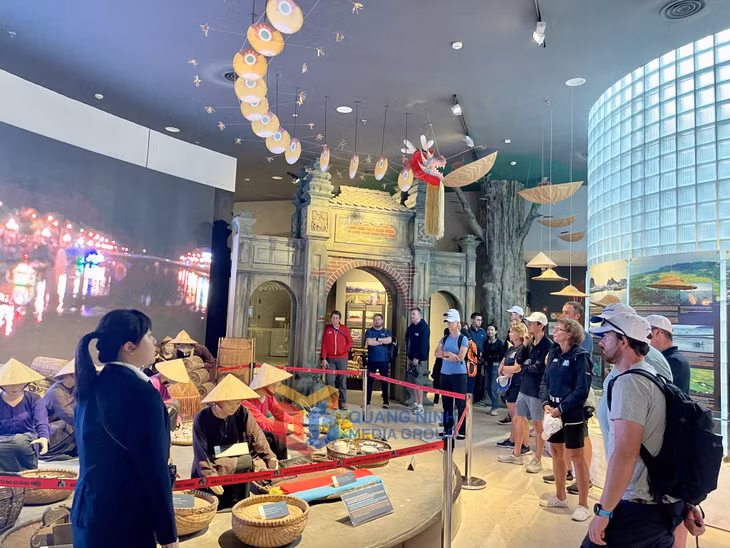 水手团参观云屯商业港口鲜鱼市场展览空间。