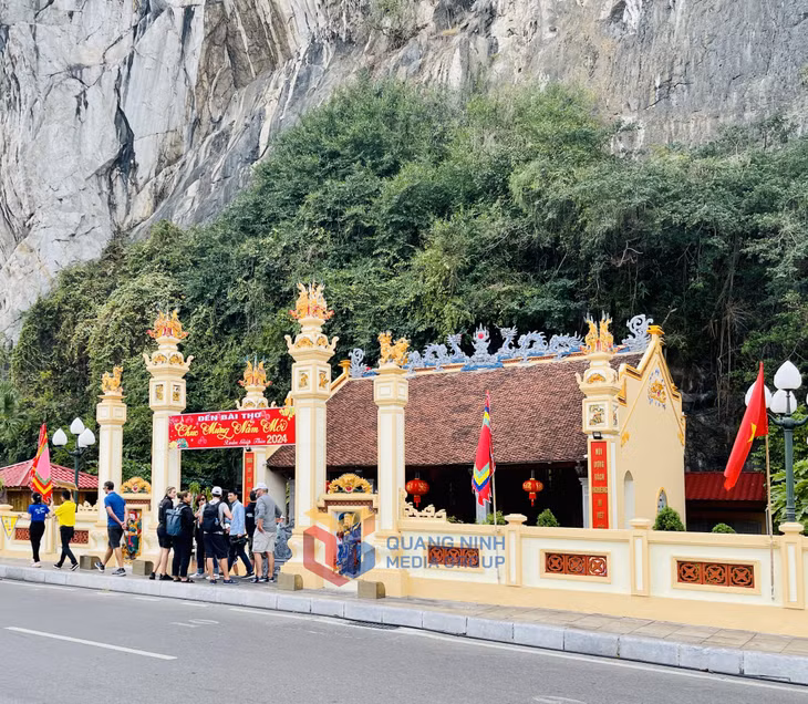 诗篇山文化遗迹区是水手们在参加“下龙免费徒步游览”活动时的有趣停留站之一。