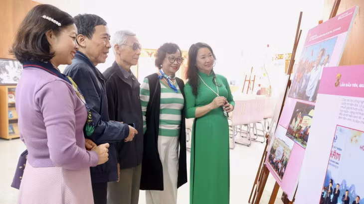 代表么参观“2023年广宁的成就”展示区。