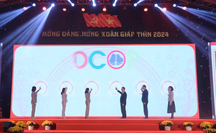 各位代表共同按下按钮为2024年越南春节广宁OCOP博览会启幕。