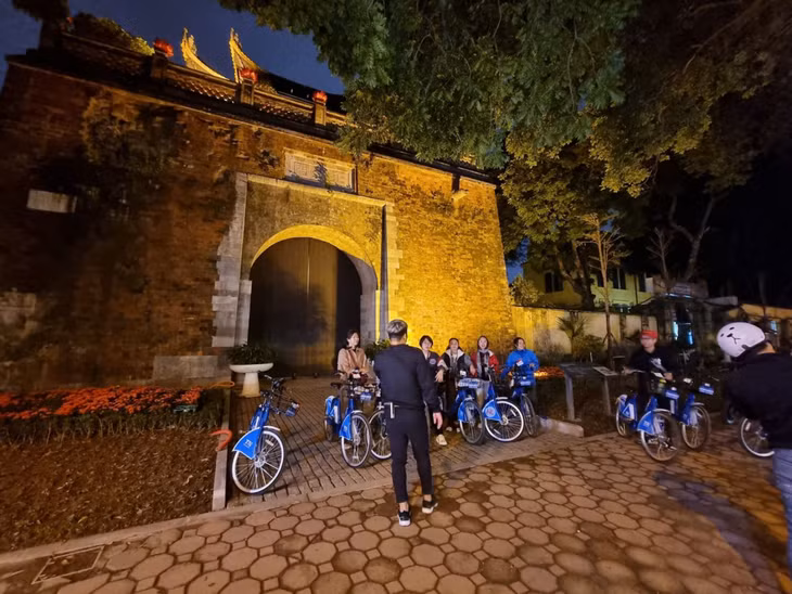 游客夜间骑行观光正北门 Du khách tham quan Thành Cửa Bắc trong tour Xe đạp đêm