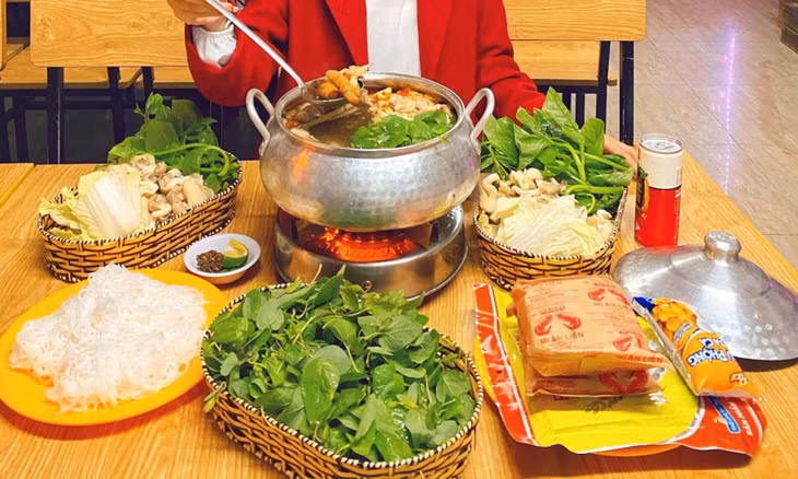 玉灵党参鸡 Lẩu gà hầm sâm dây Ngọc Linh