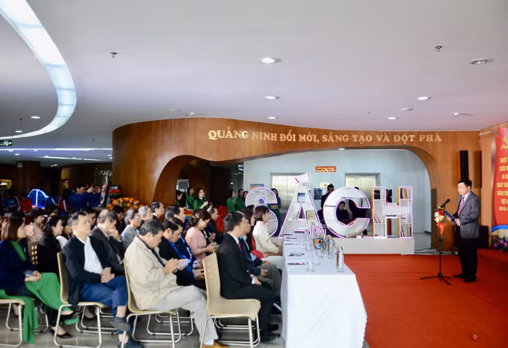 广宁省委委员、广宁省传媒中心总经理、广宁省记者协会会长梅武俊在2024年甲辰报刊展会上发表讲话。