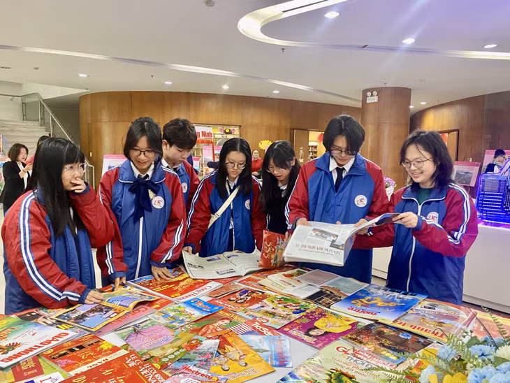 本次2024年甲辰报刊展会吸引众多游客前来参观。
