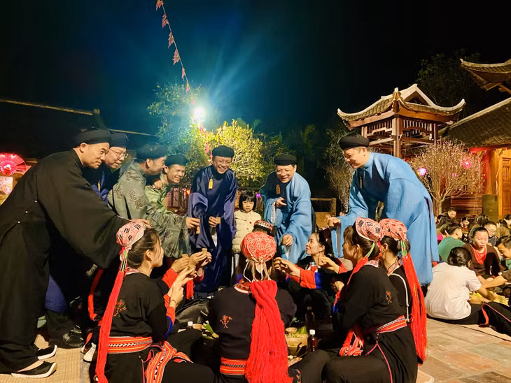 越南古村的过年风采已在安子名胜遗迹区娘村生动地再现。
