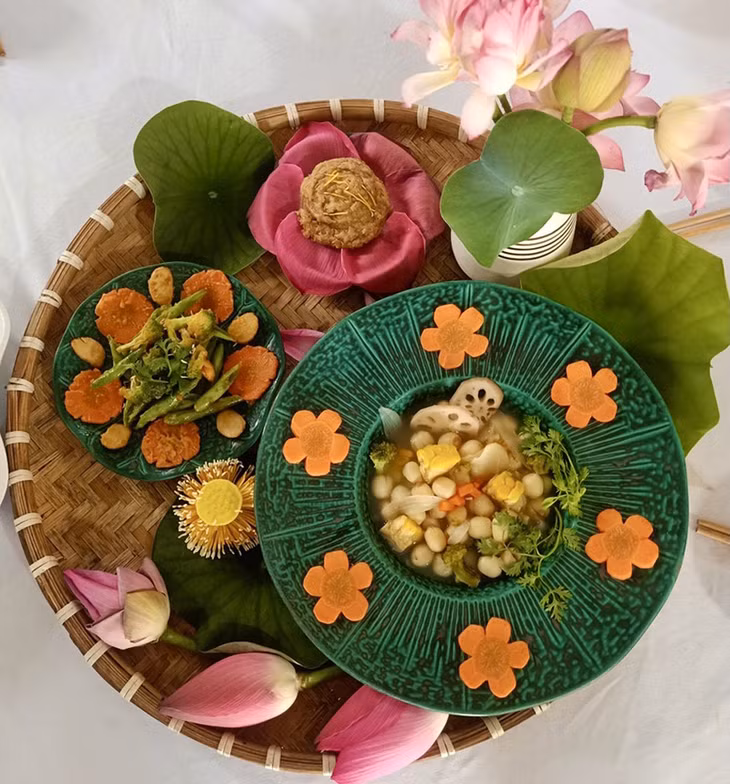莲藕猪蹄汤 Canh củ sen hầm giò heo
