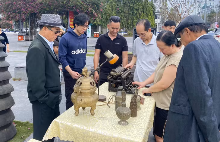 游客参观体验广宁博物馆的 “昔日记忆”集市。