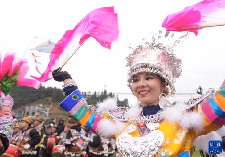 村民在广西柳州市融水苗族自治县安太乡举行的正月十三坡会上表演。龙涛 摄 Dân làng đang biểu diễn tại Lễ hội ngày 13 tháng giêng âm lịch được tổ chức tại hương An Thái, huyện tự trị dân tộc Mèo Dung Thủy, thành phố Liễu Châu, Quảng Tây.