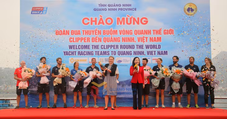 广宁省人委会副主席阮氏幸和Clipper Ventures 公司公关部经理Nadine Harris共同开香槟、向 11 支船队的队长表示祝贺。