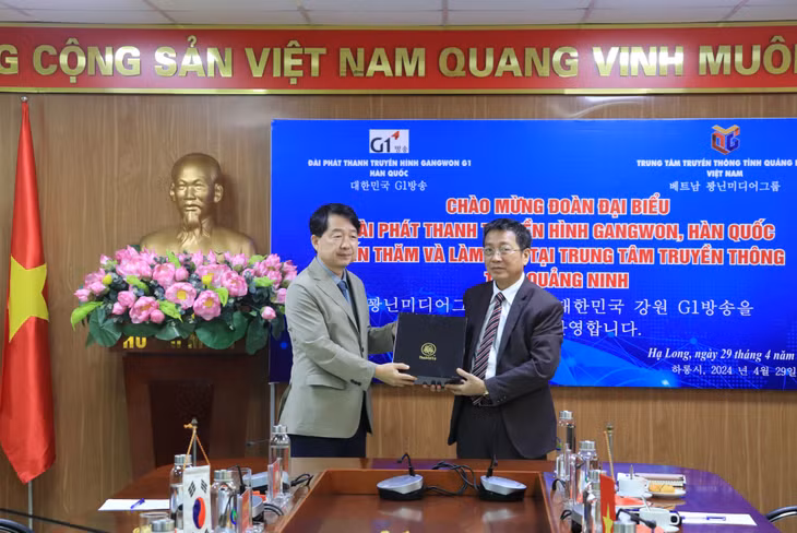 双方领导互送礼品。
