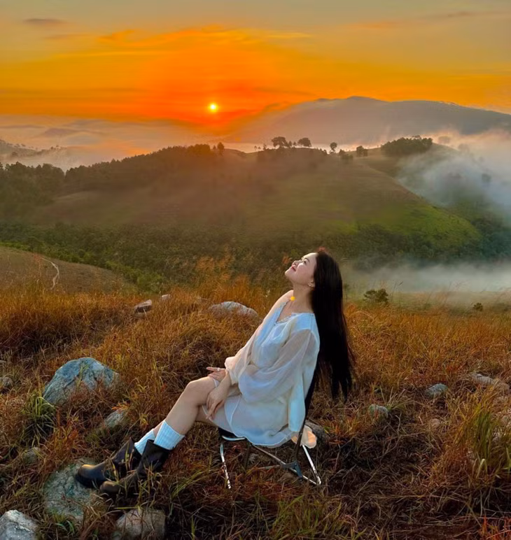 凤凰山在黎明和黄昏时刻的美景