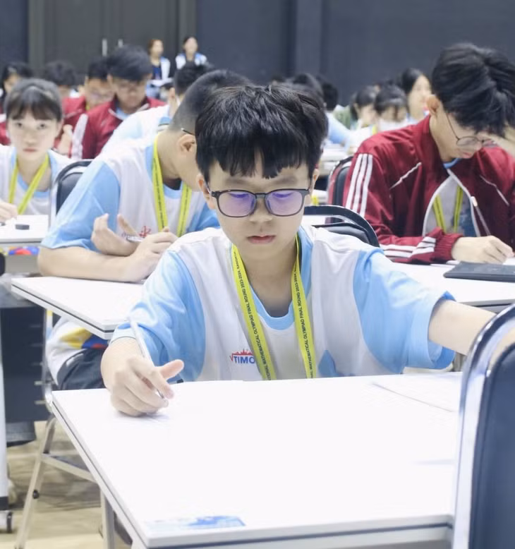 斯蒂芬·霍金国际中小学校的学生在泰国国际数学奥林匹克竞赛TIMO中专心答题。