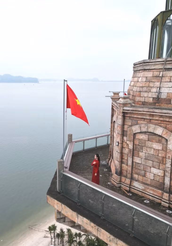 在灯塔顶部向国旗敬礼、打卡服务颇受年轻人的欢迎。