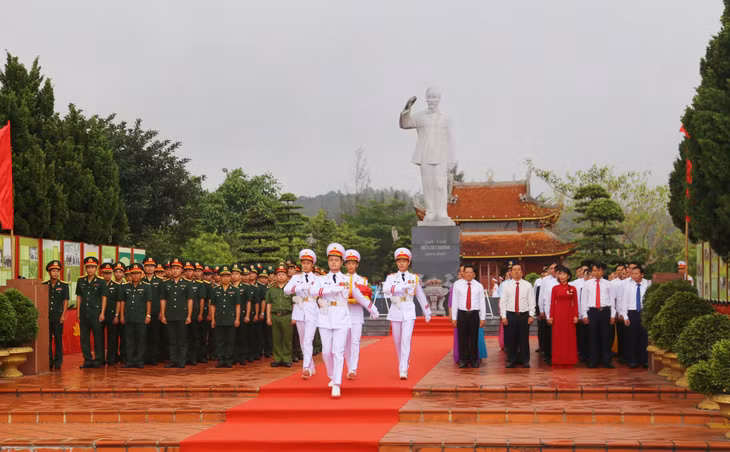 带着国旗的标兵队伍在胡志明主席纪念碑前游行。