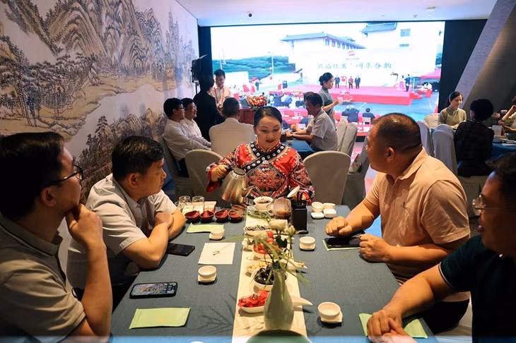 茶友围桌品茶交流。主办方供图 Những người yêu cùng thưởng trà và giao lưu với nhau. Ban tổ chức cung cấp ảnh