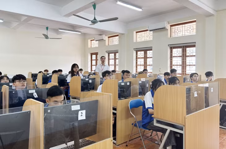 下龙大学共有8间计算机室。