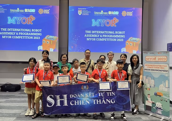 史蒂芬·霍金国际中小学校的师生参加2023年国际青少年机器人新加坡赛区竞赛。