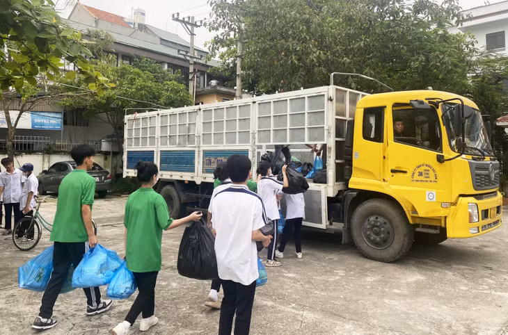 “垃圾换取礼物”活动结束时，广宁水泥建筑股份公司收到了3吨多的废物。