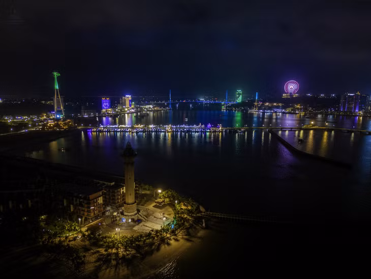 灯塔娱乐区夜晚闪闪发光。