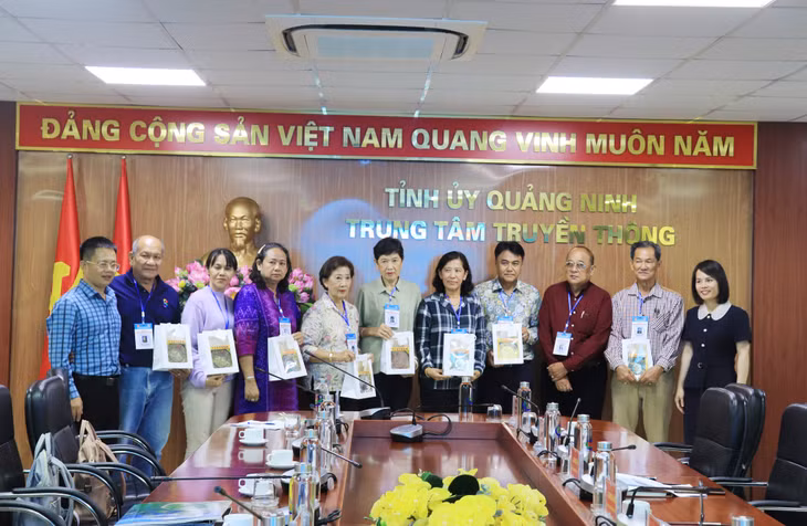 广宁省记者协会领导为泰国工作代表团赠送纪念品。