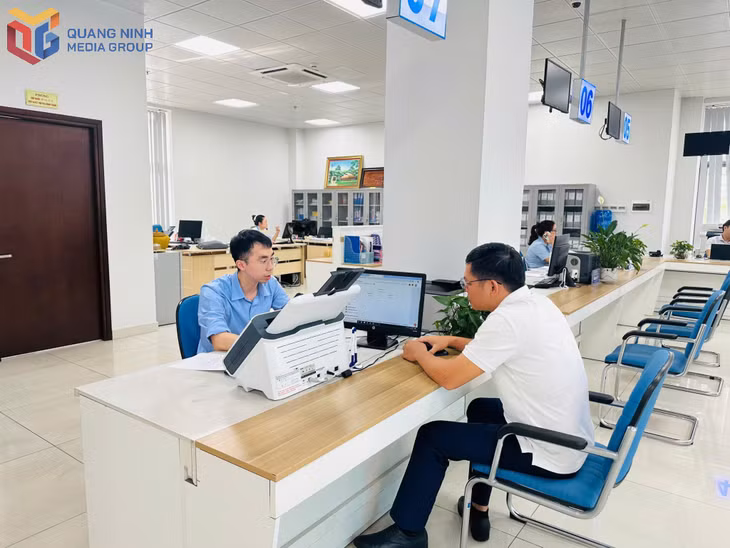 广宁省政务服务中心工作人员指导民众使用电子钱包。