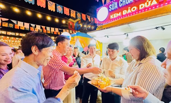 各位代表品尝云吞索纳西亚夜市的美食。